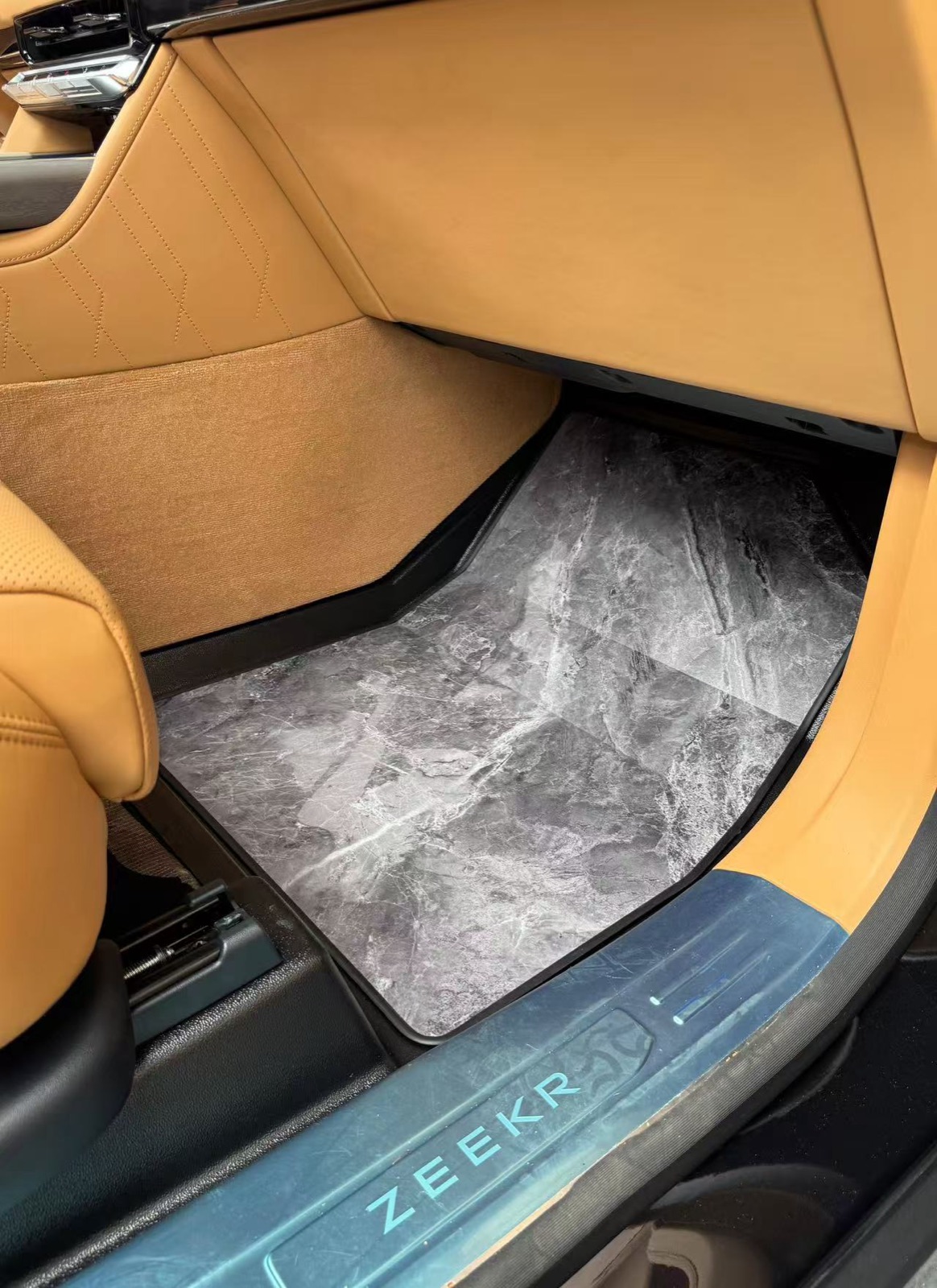 Second-row footwell — real ZEEKR 9X installation by MORRGARY